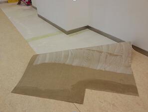 圖為亞麻地板安裝過(guò)程，與PVC地板安裝相似